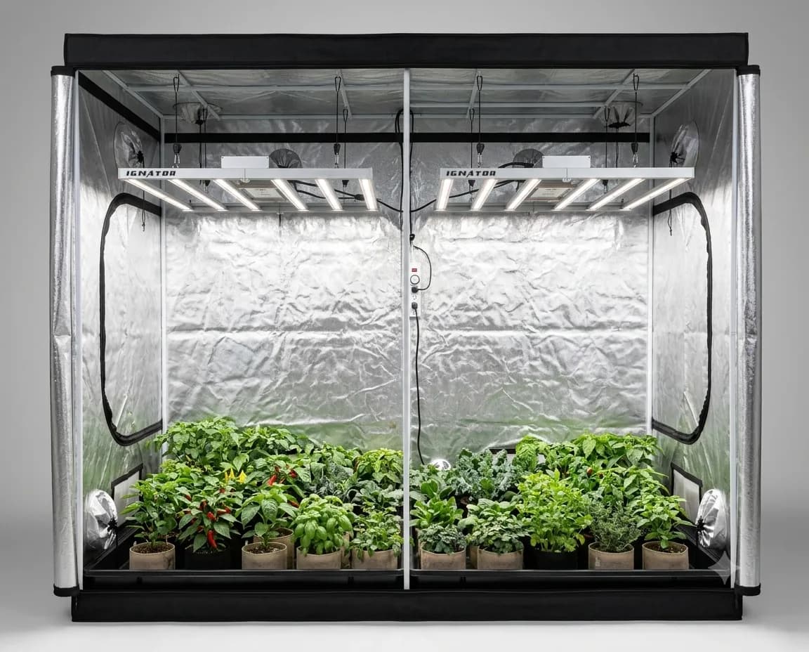 Indoor-Growbox mit LED-Beleuchtung und Pflanzen in Töpfen